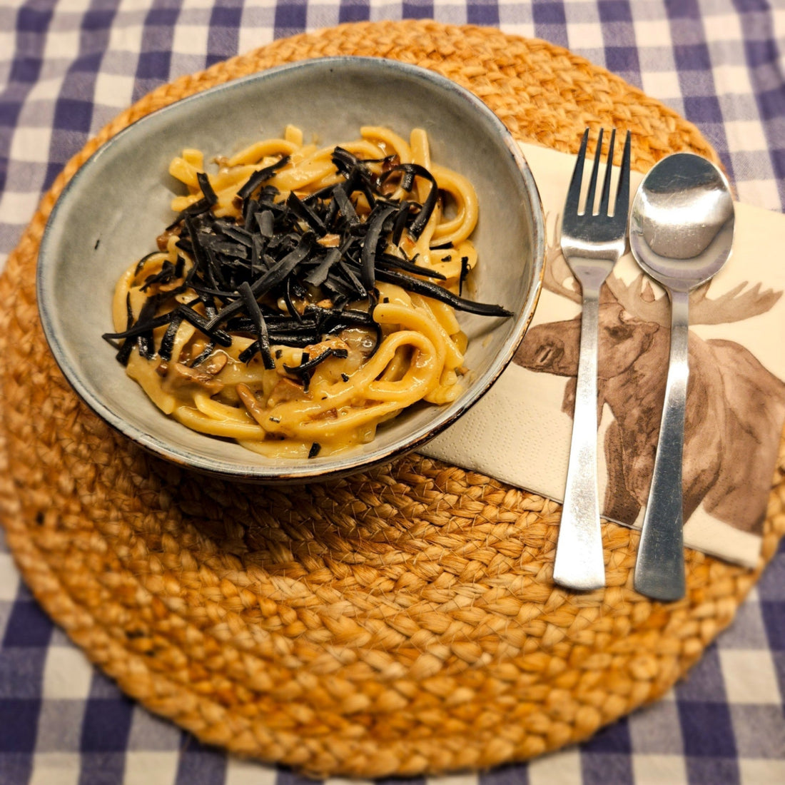 Pasta med kremet soppsaus og Black Lemon-ost – enkel hverdagsluksus!